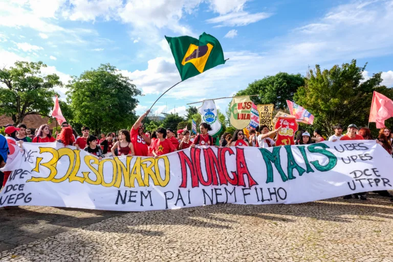 Três mil pessoas em Ponta Grossa (PR) participam de atos de apoio à reeleição de Lula