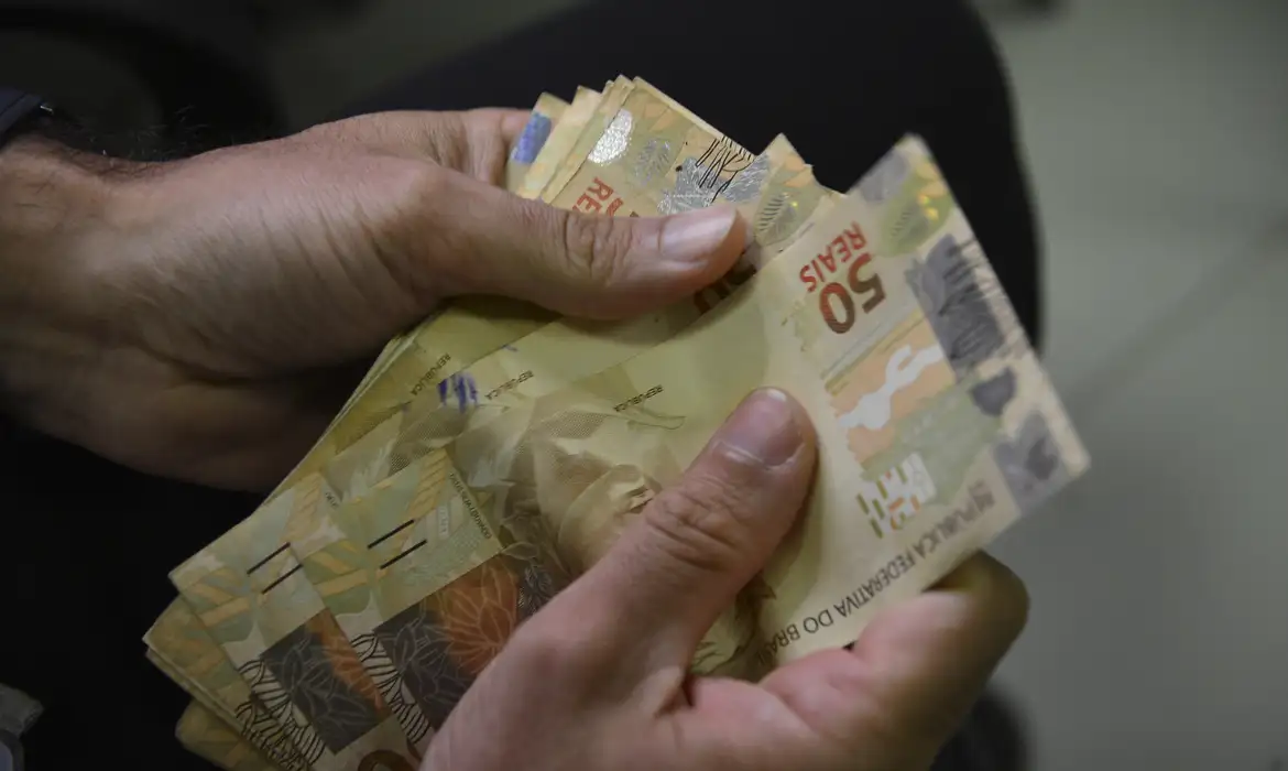 O projeto de Orçamento enviado pelo governo federal prevê que o salário mínimo em 2027 seja de R$ 1.741