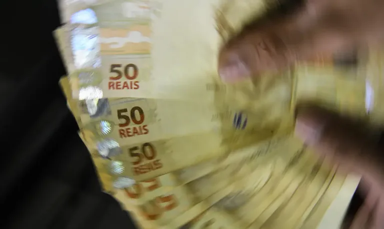 A política de valorização do salário mínimo ocupa lugar estratégico porque atua justamente na base da estrutura de rendimentos
