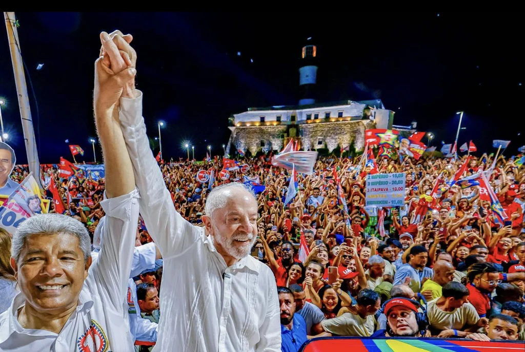 Caminhada com Lula e Jerônimo reuniu milhares de pessoas da Ondina até a Barra em Salvador