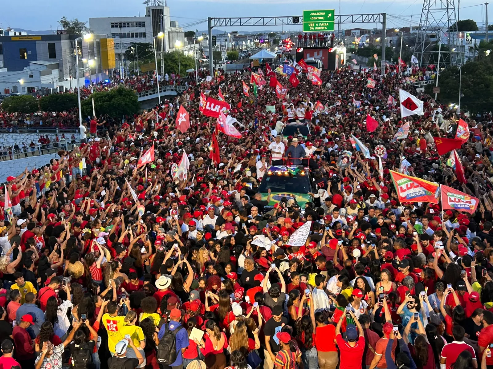 Caminhada em Juazeiro (BA) e Petrolina (PE), no Vale do São Francisco, reuniu dezenas de milhares de pessoas em apoio à reeleição do presidente Lula