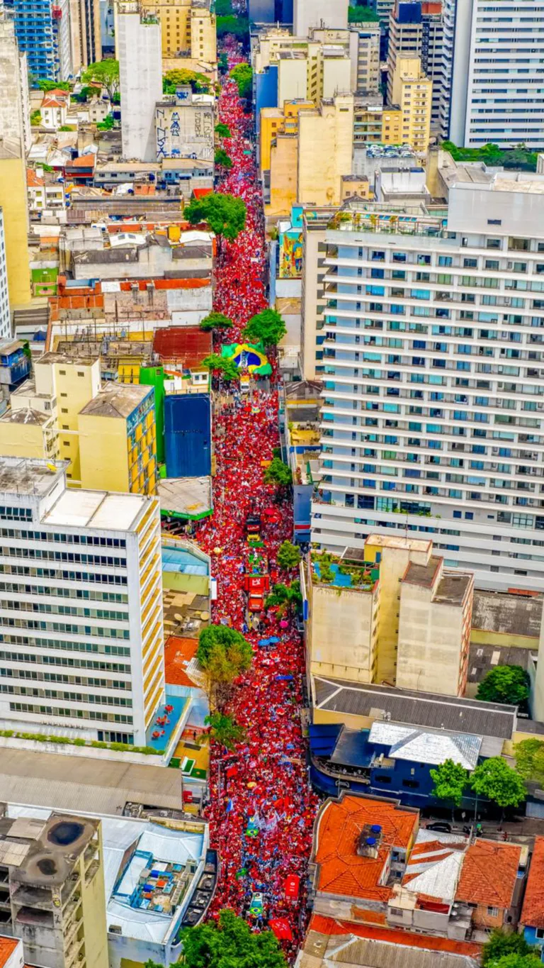 Multidão ocupa rua Augusta no encerramento da campanha de Lula em São Paulo