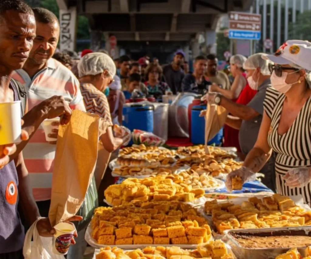 Distribuição de alimentos durante ação de mobilização popular. O Banquetaço DF acontece nesta sexta-feira (23), no Setor Comercial Sul, em Brasília, com oferta de refeições e diálogo com a população sobre o direito à alimentação adequada e o combate à fome