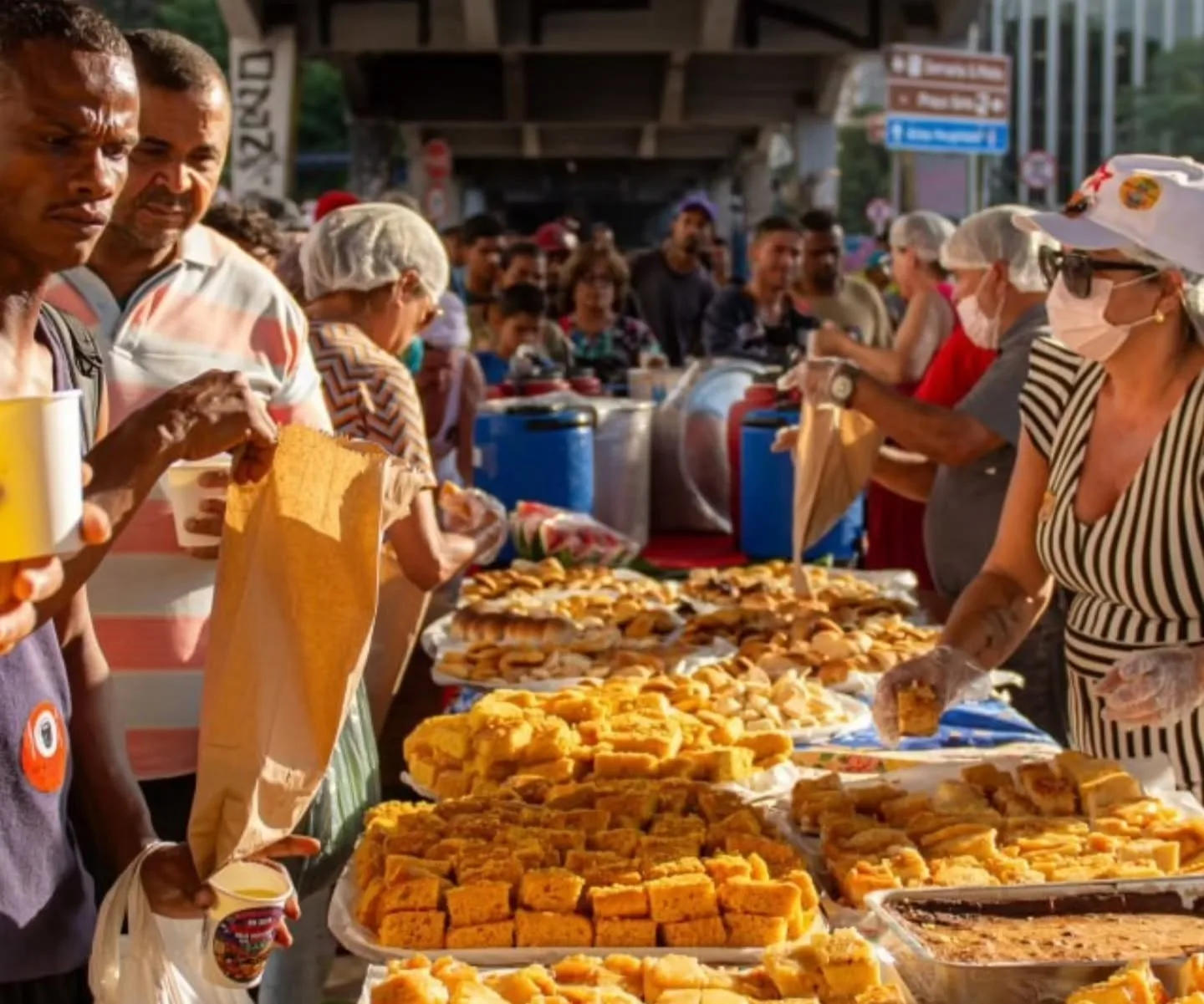Distribuição de alimentos durante ação de mobilização popular. O Banquetaço DF acontece nesta sexta-feira (23), no Setor Comercial Sul, em Brasília, com oferta de refeições e diálogo com a população sobre o direito à alimentação adequada e o combate à fome