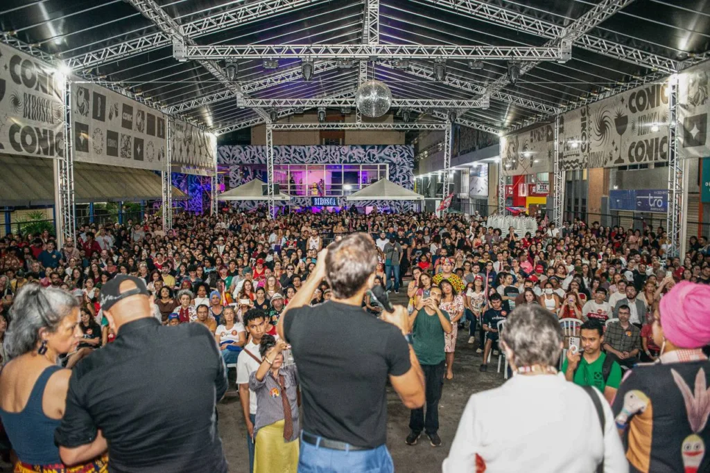 Centenas de pessoas participaram da plenária do PSOL no Conic, na noite de terça-feira (6), durante a organização da campanha para o segundo turno