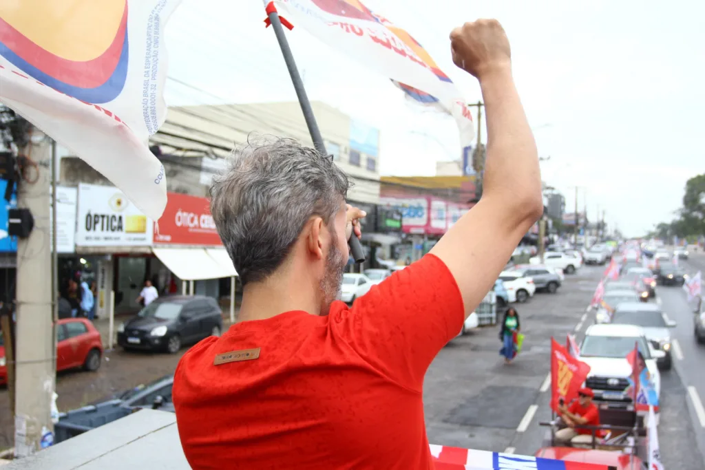Grass durante atividade de campanha; candidato aposta na mobilização nas ruas e nas redes sociais no segundo turno