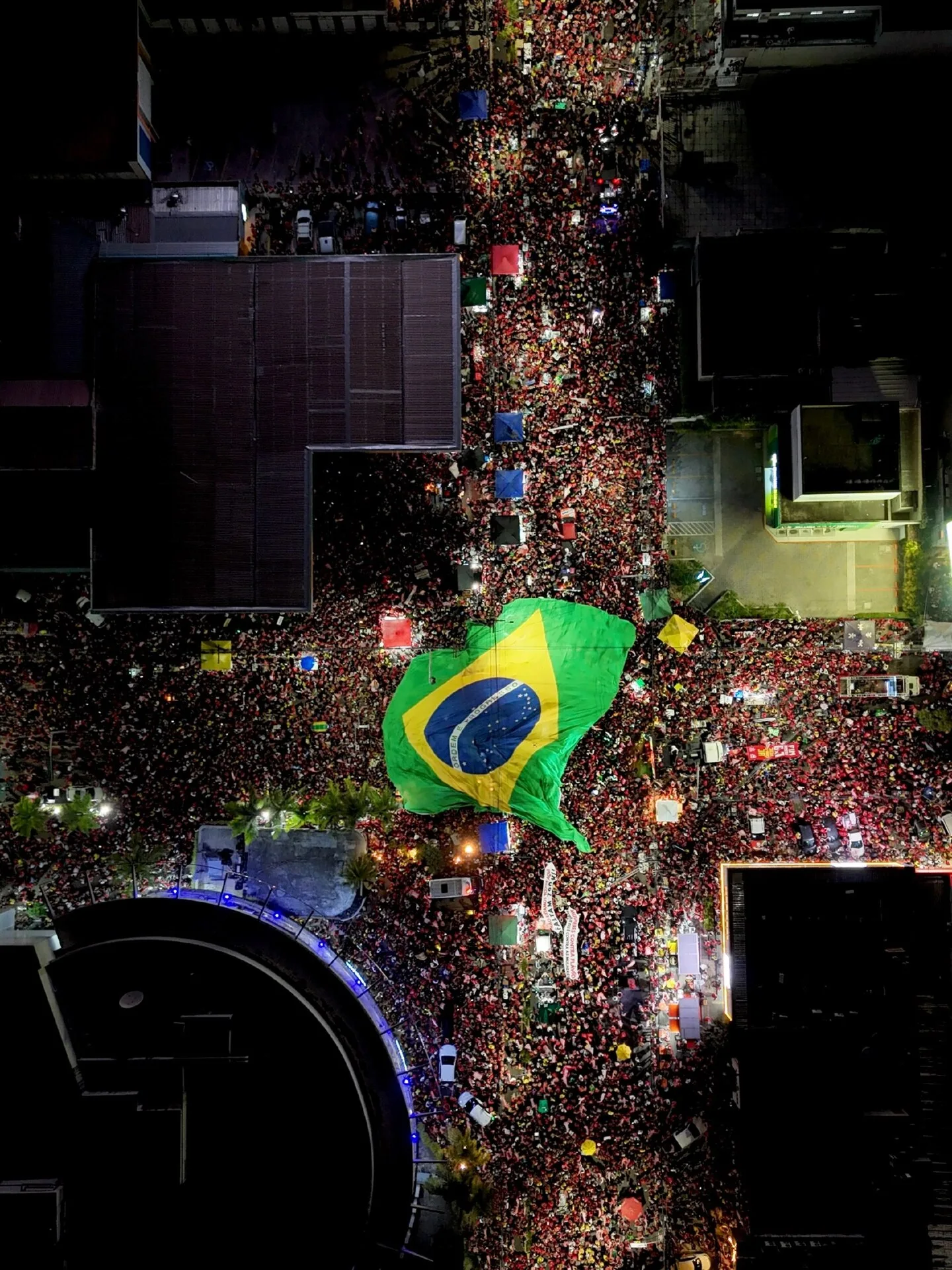 Vista aérea da bandeira do Brasil em ato realizado em Fortaleza
