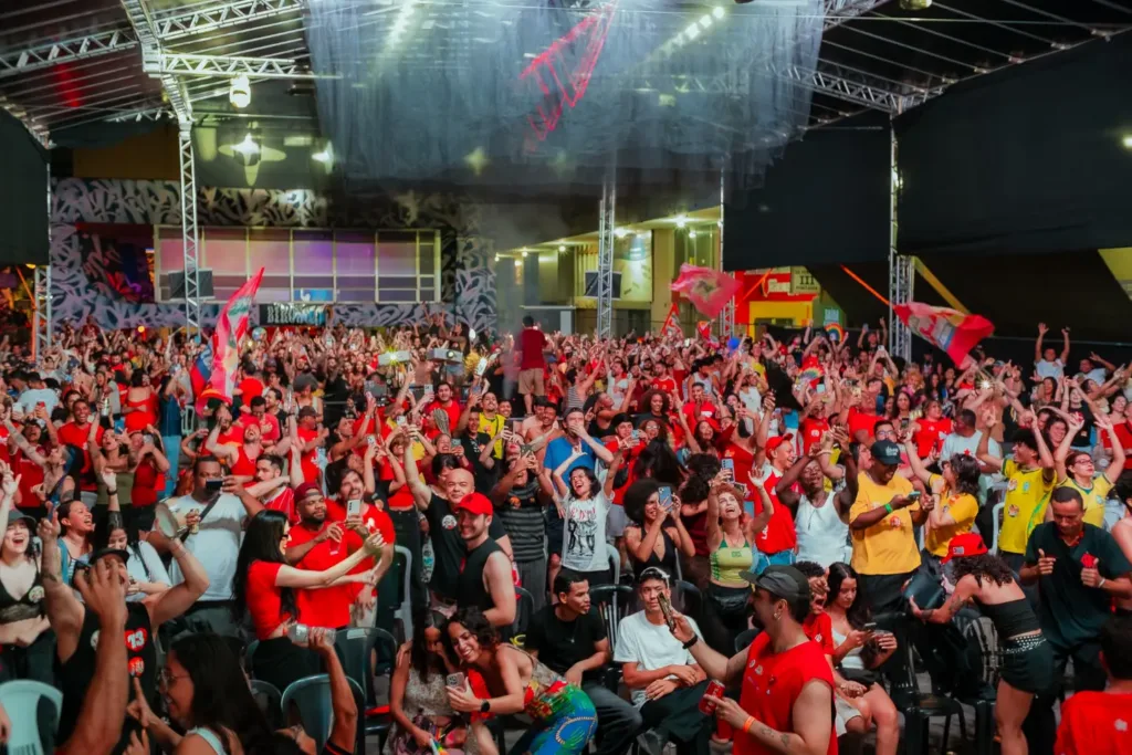 Público acompanha a apuração e celebra a reeleição de Lula durante a festa Piração da Apuração, na Birosca, no Conic, em Brasília, neste domingo (25)