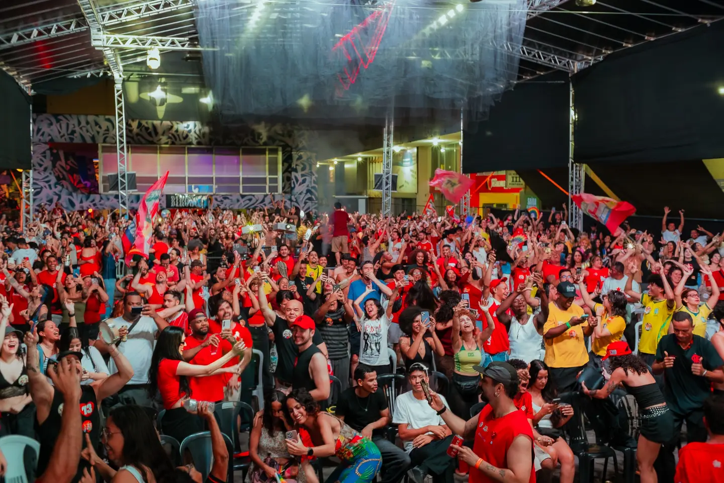 Público acompanha a apuração e celebra a reeleição de Lula durante a festa Piração da Apuração, na Birosca, no Conic, em Brasília, neste domingo (25)