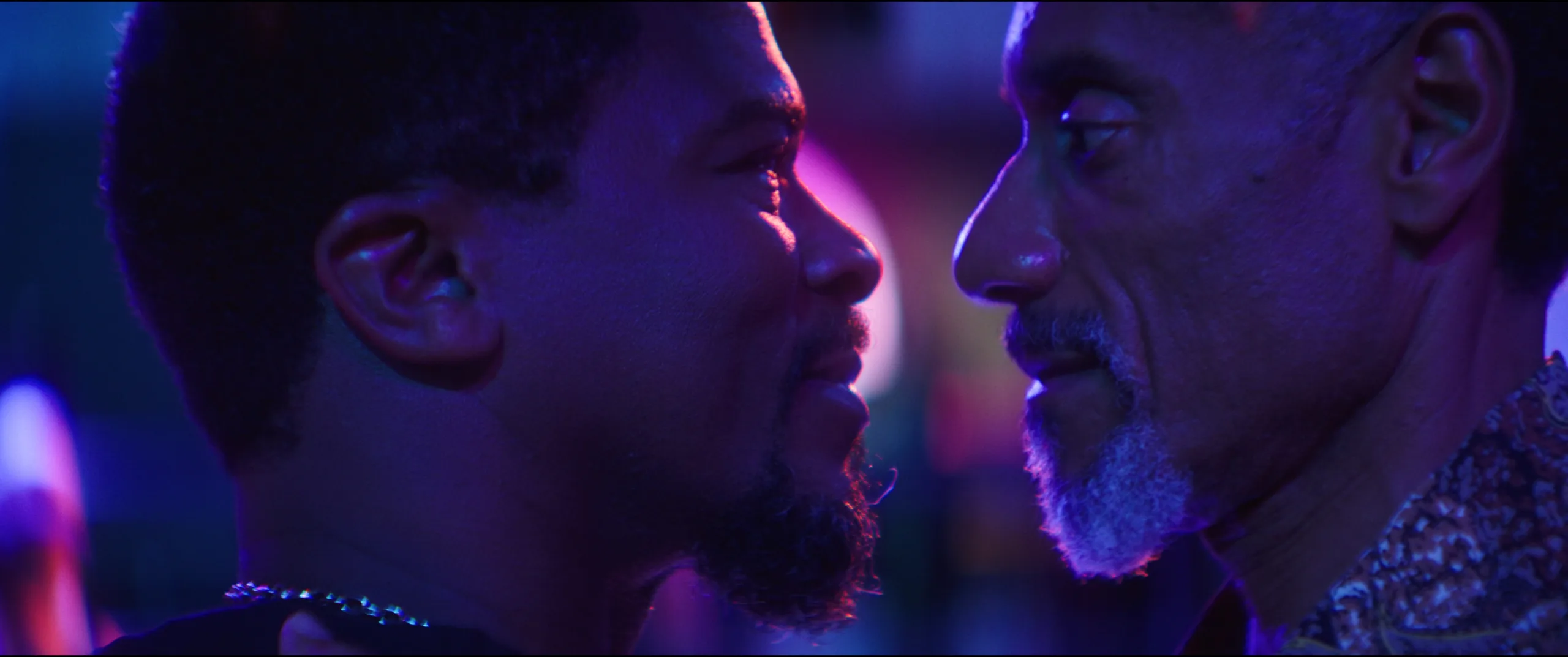 Otto Caetano (Tião) e Adolfo Moura (Reginaldo) em cena de Tião Personal Dancer, melhor filme da Curta Mostra Goiás