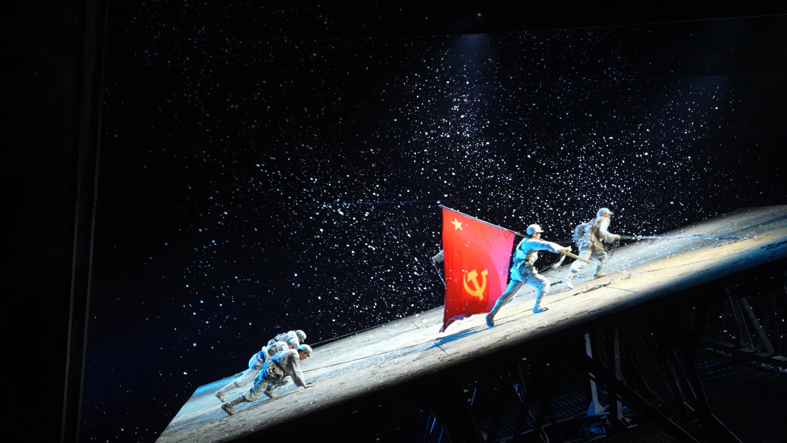 Espetáculo "A Primeira Travessia da Longa Marcha", no Grande Teatro da Longa Marcha de Yudu. Este trecho da obra representa o momento em que marcha atravessou as montanhas nevadas, como a Jiajin, a primeira grande montanha nevada que o Exército Vermelho atravessou.