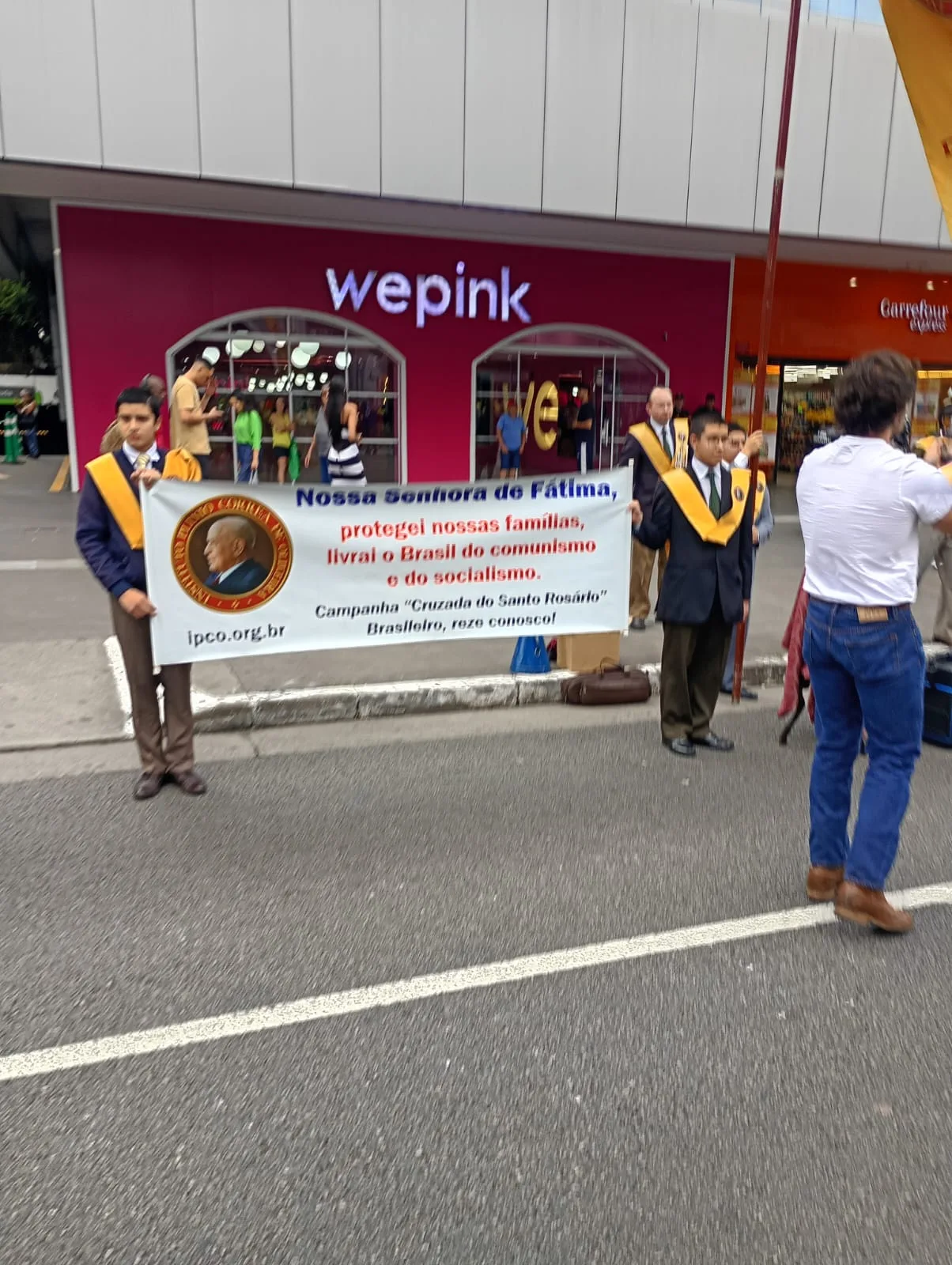 Integrantes do Instituto Plínio Corrêa de Oliveira (ex-TFP) recepcionavam os bolsonaristas na avenida Paulista.