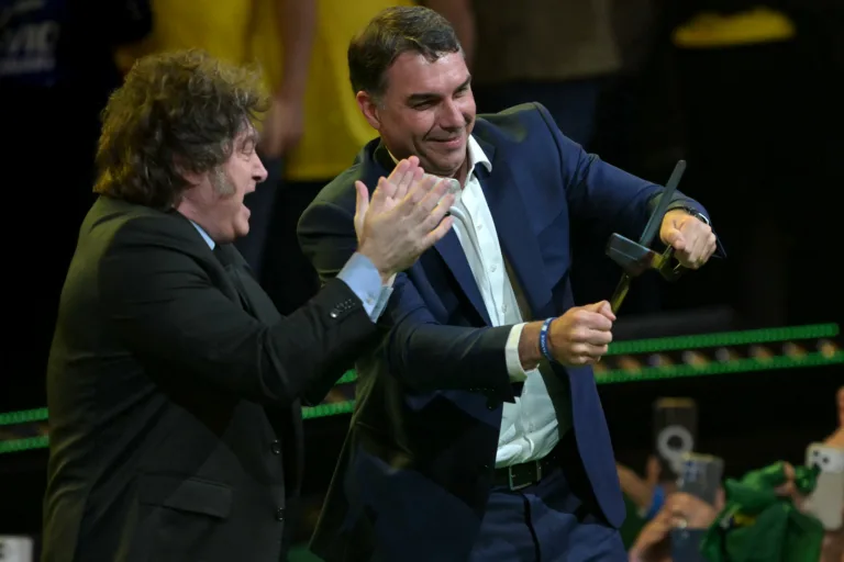 'O que Flávio Bolsonaro propõe é o que estamos sofrendo na Argentina', diz dirigente argentino