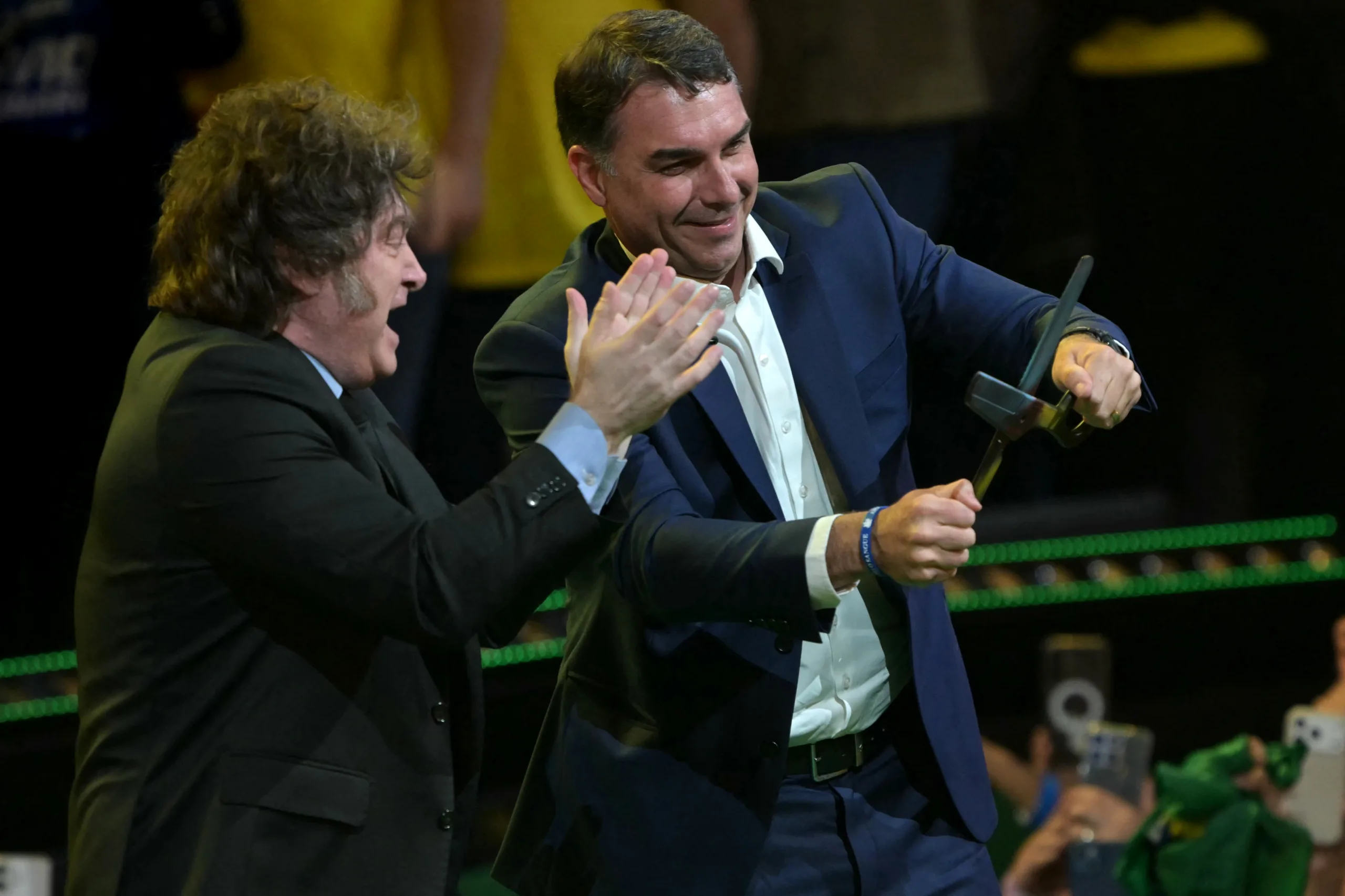 Presidente da Argentina, Javier Milei, junto ao candidato de extrema-direita à presidência do Brasil, Flávio Bolsonaro, com uma grande tesoura durante o lançamento de sua candidatura na convenção do Partido Liberal, em São Paulo, Brasil, em 25 de julho de 2026.
