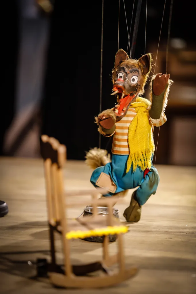 A mostra valoriza o teatro de bonecos e a cultura popular como forma de preservar a memória e fortalecer os laços comunitários.