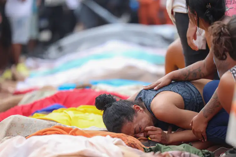 Corpos das vítimas do massacre foram recolhidos pelos moradores e enfileirados na Praça São Lucas, na Penha, levando a uma das cenas mais emblemáticas da Operação