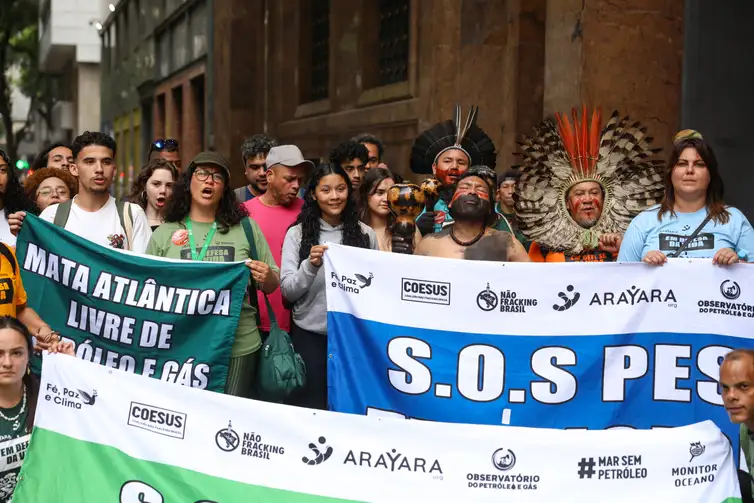 Tomaz Silva/Agência Brasil Rio de Janeiro (RJ), 07/10/2026 – Entidades da sociedade civil protestam em frente a sede da Agência Nacional do Petróleo, Gás Natural e Biocombustíveis (ANP) durante sessão pública do 4º Ciclo da Oferta Permanente de Partilha da Produção (OPP4), na sede da empresa, no centro do Rio de Janeiro. Foto: Tomaz Silva/Agência Brasil
