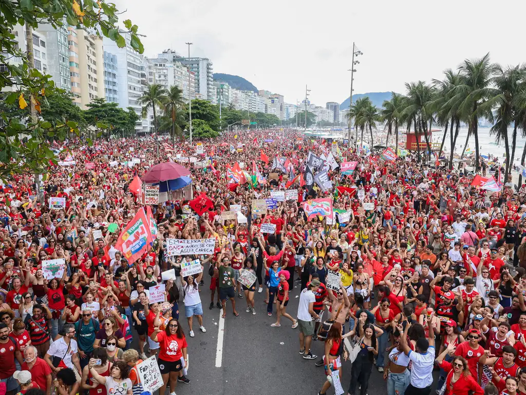 Photo: Brasil de Fato Lula Supporters Fill Copacabana Beach in Rio for Campaign Rally