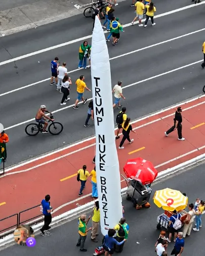 Inflável com a frase: 'Trump joga uma bomba nuclear no Brasil'.