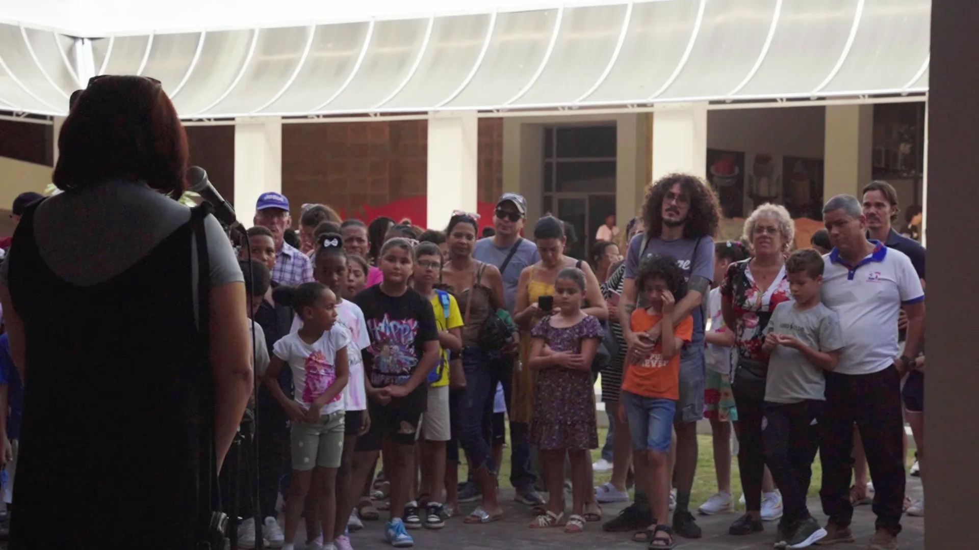 Pais e filhos aguardam pela chamada das oficinas de férias do Museu de Belas Artes, em Havana (Cuba)