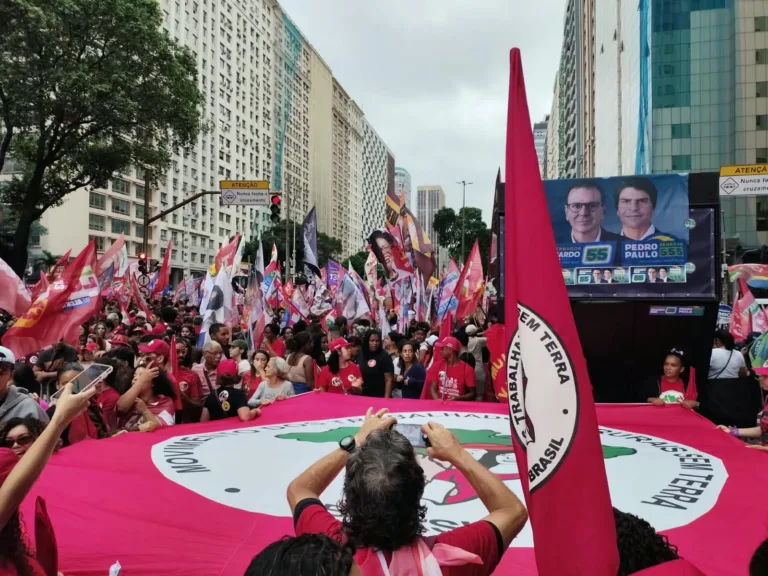 Caminhada com Lula reúne milhares em dia chuvoso no Rio por derrota do bolsonarismo nas urnas