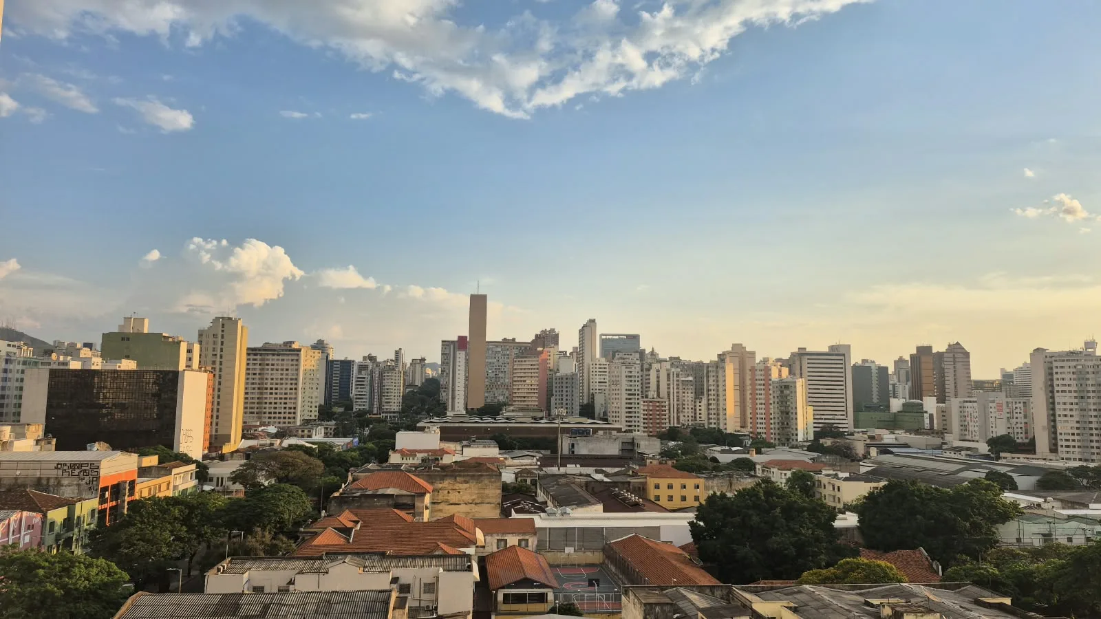 Escrevo num fim de tarde, enquanto assisto o sol se pôr pela janela e o alaranjado reluzir nas janelas dos prédios do centro. O famoso edifício JK se mistura ao mar de construções
