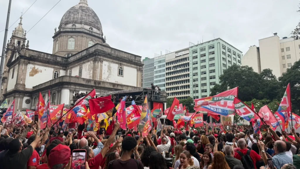 Praça da Candelária se encheu de bandeiras vermelhas para caminhada com Lula na véspera das eleições 
