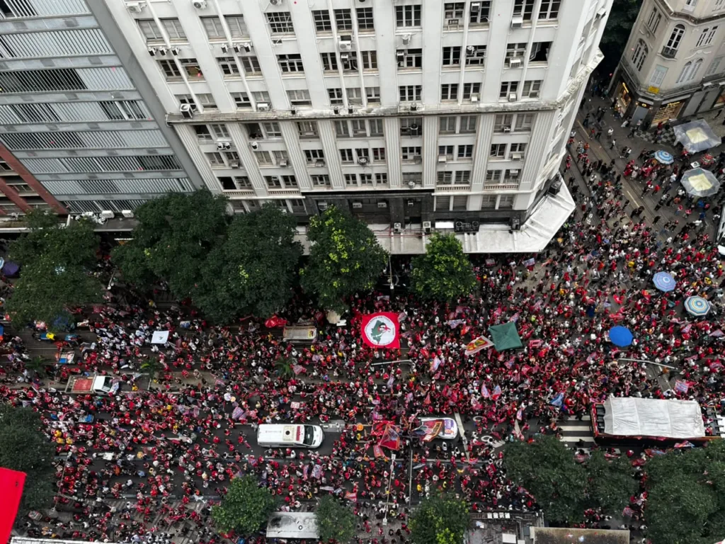 Caminha com Lula no Rio levou multidão às ruas da avenida Rio Branco, no centro do Rio, em direção à Cinelândia