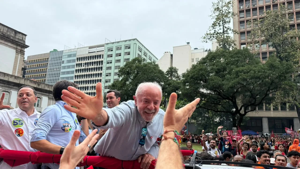 Lula participou de passeata no Rio de Janeiro na véspera do 1º turno