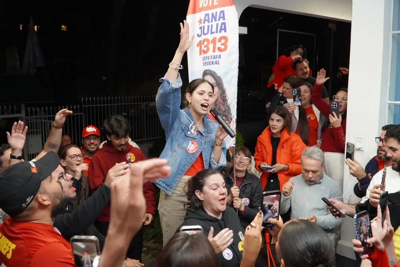 Ana Julia celebra vitória eleitoral com apoiadores em Curitiba (PR).