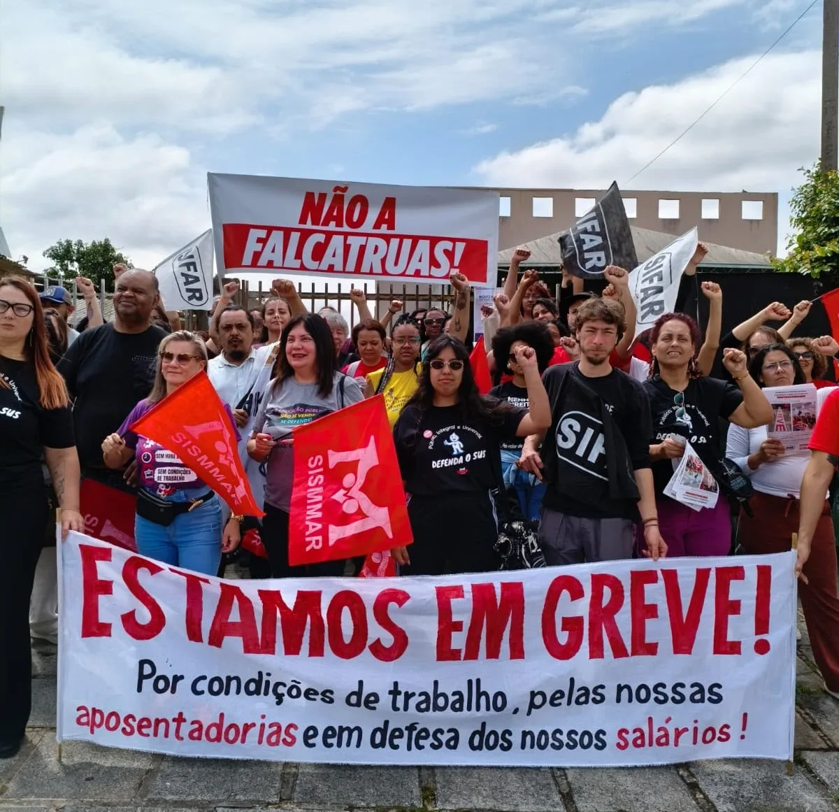 A greve começou com um protesto em frente à Câmara Municipal, reunindo cerca de 1,5 mil servidores.