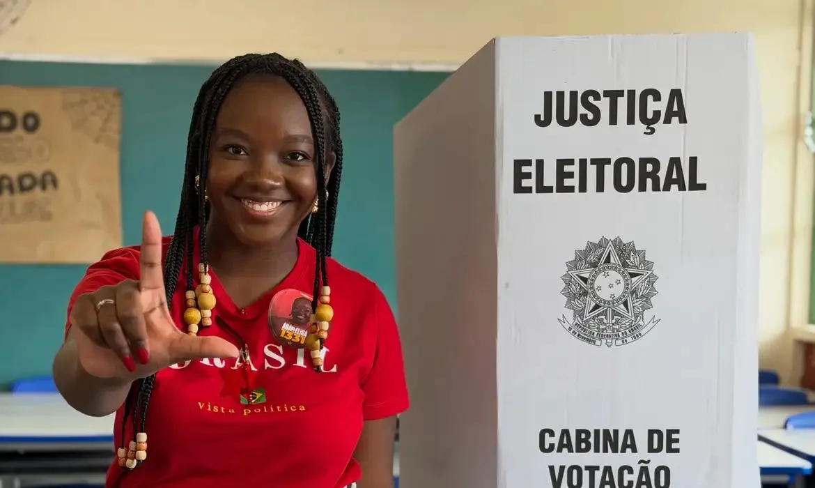A trajetória política da jovem começou antes da candidatura, mas longe dos espaços tradicionais da política institucional