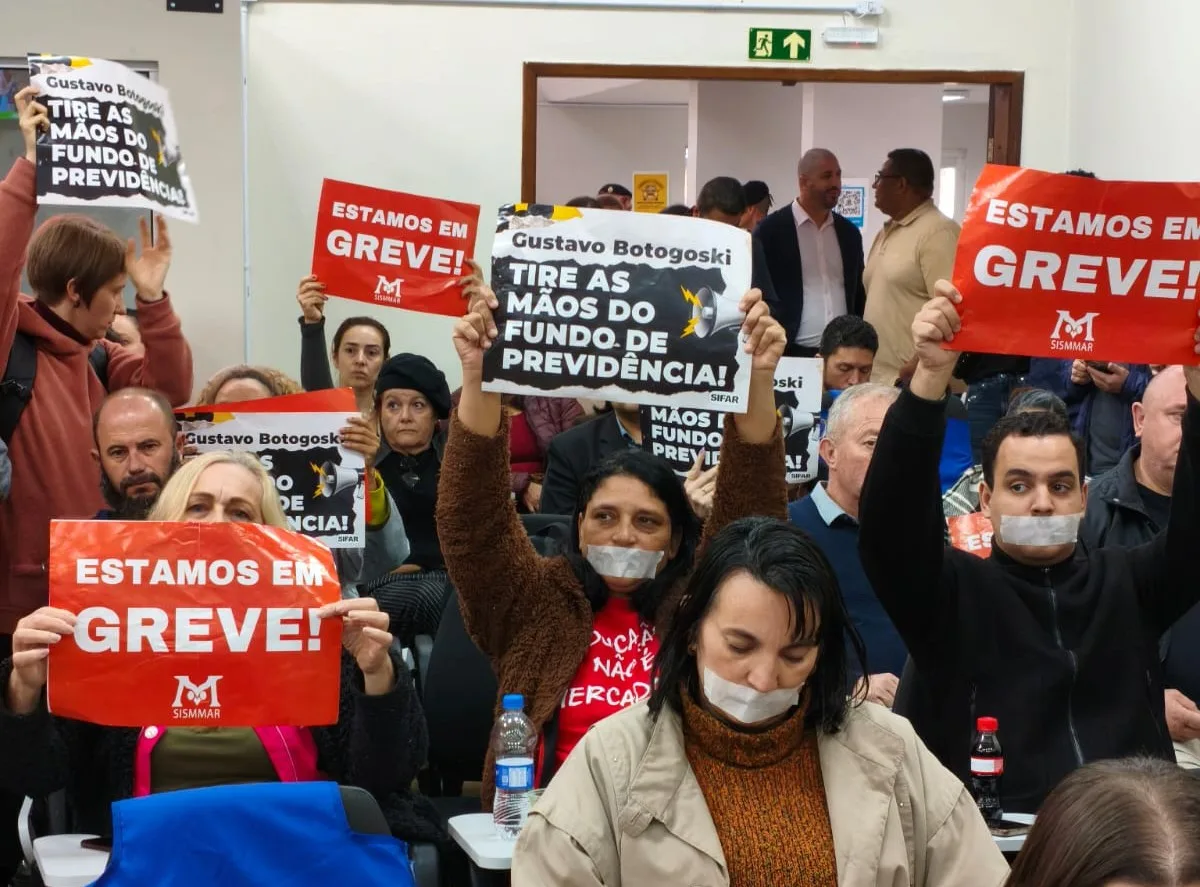 Trabalhadores fizeram uma manifestação silenciosa na câmara, depois de a prefeitura ter negado a fala em plenário da Câmara, em plenário, pela terceira vez consecutiva.