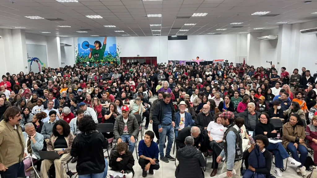 A mobilização cerca de mil pessoas na APP Sindicato, Sindicato dos(as) professores(as) e funcionários(as) de escola do Paraná.