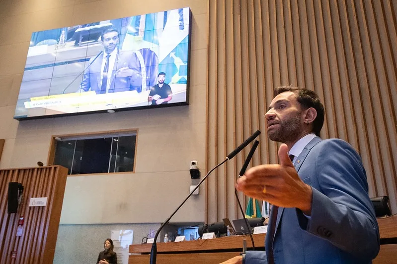 Fábio Felix (Psol) discursa durante a sessão na CLDF