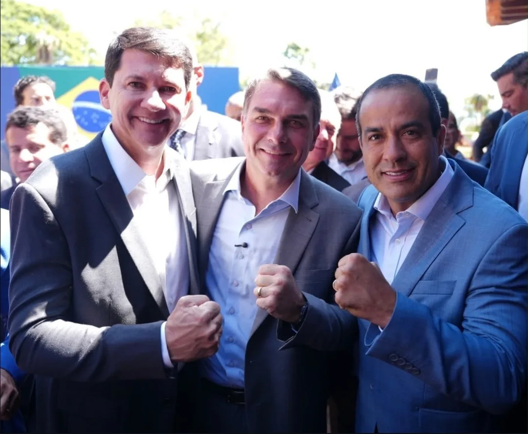 Simão Durando (à esquerda), prefeito de Petrolina (PE), afirma apoio à eleição de Flávio Bolsonaro