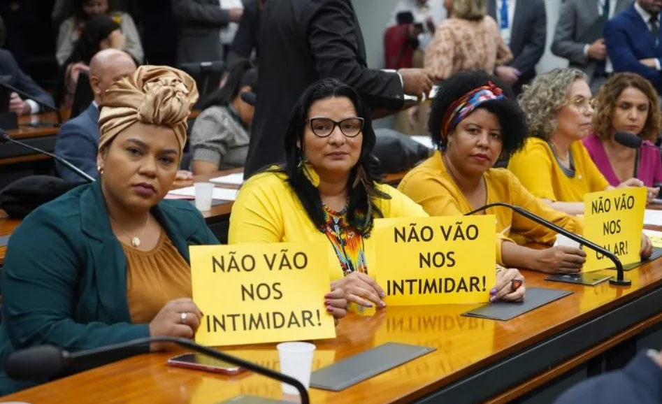 Parlamentares se manifestam contra a violência política de gênero na Câmara dos Deputados.
