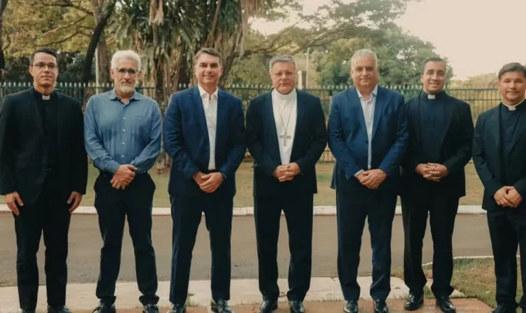 Encontro de cardeal de Brasília com Flávio contraria orientação da CNBB e incomoda bispos