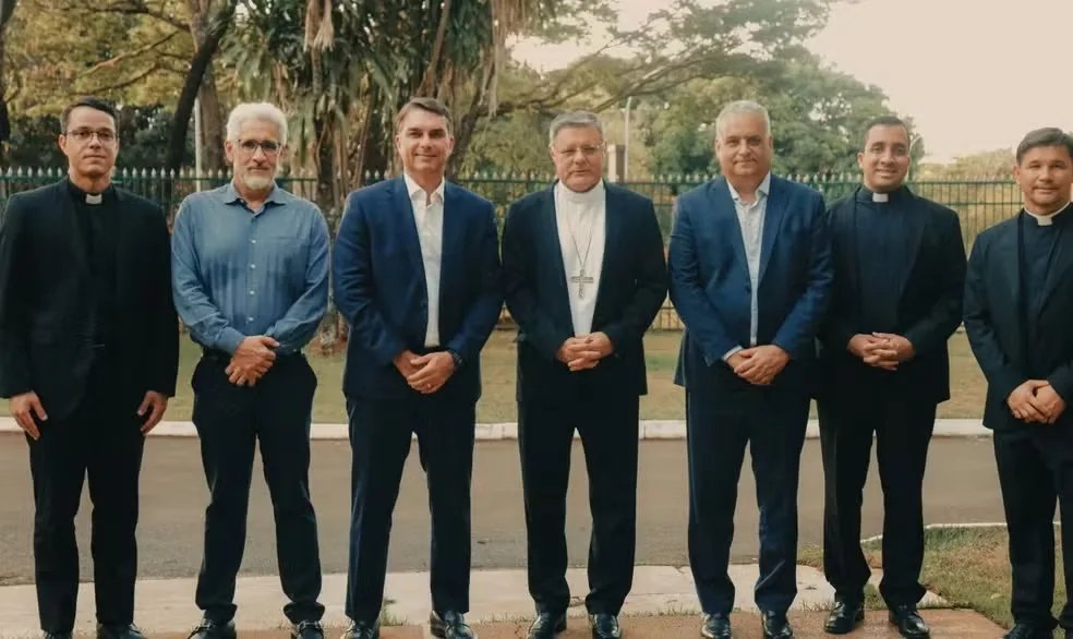 Flávio Bolsonaro e Alfredo Gaspar, candidatos à presidência e vice-presidência do Brasil, em foto com membros da Arquidiocese de Brasília