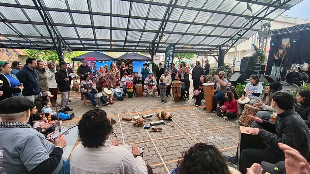 A programação ainda conta com oficinas gratuitas, atividades de recreação, números de palhaçaria, shows e muito mais
