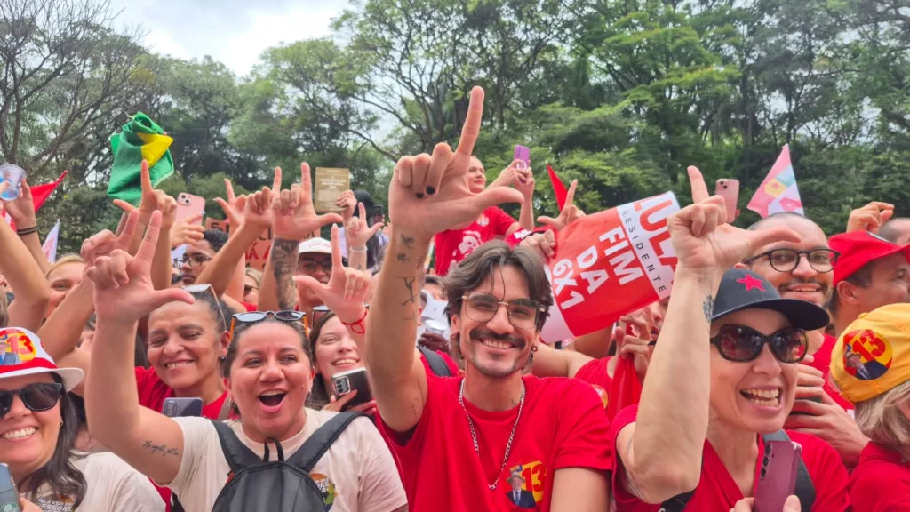 Apoiadores do presidente Lula tomam as ruas da capital paulista
