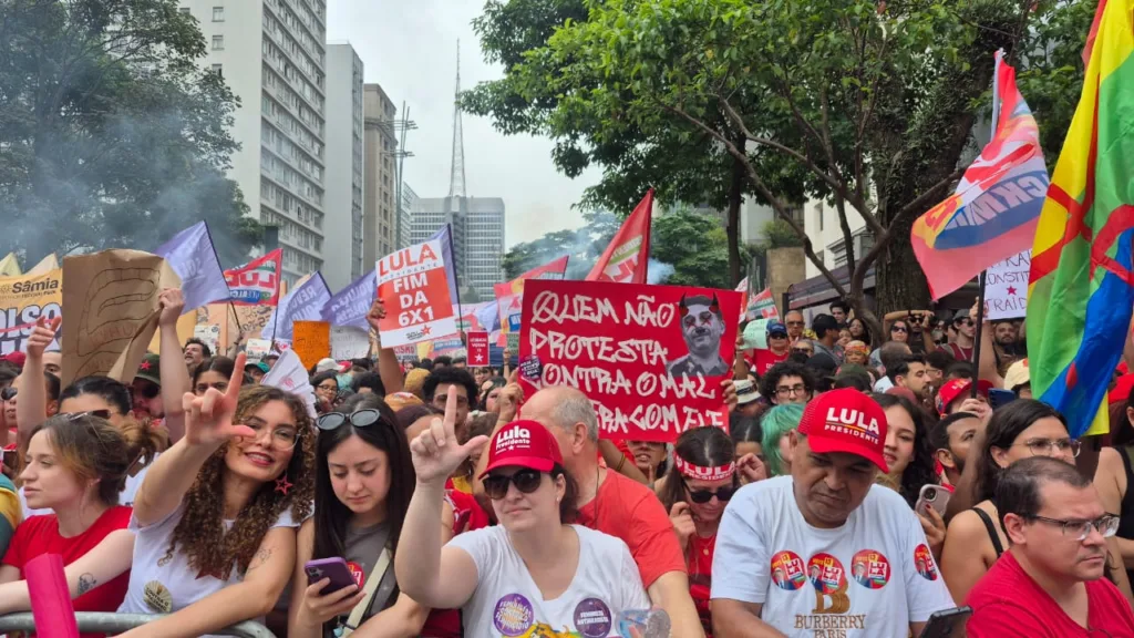 Ato na Avenida Paulista reúne milhares de jovens em defesa da democracia (Foto: Caroline Apple)