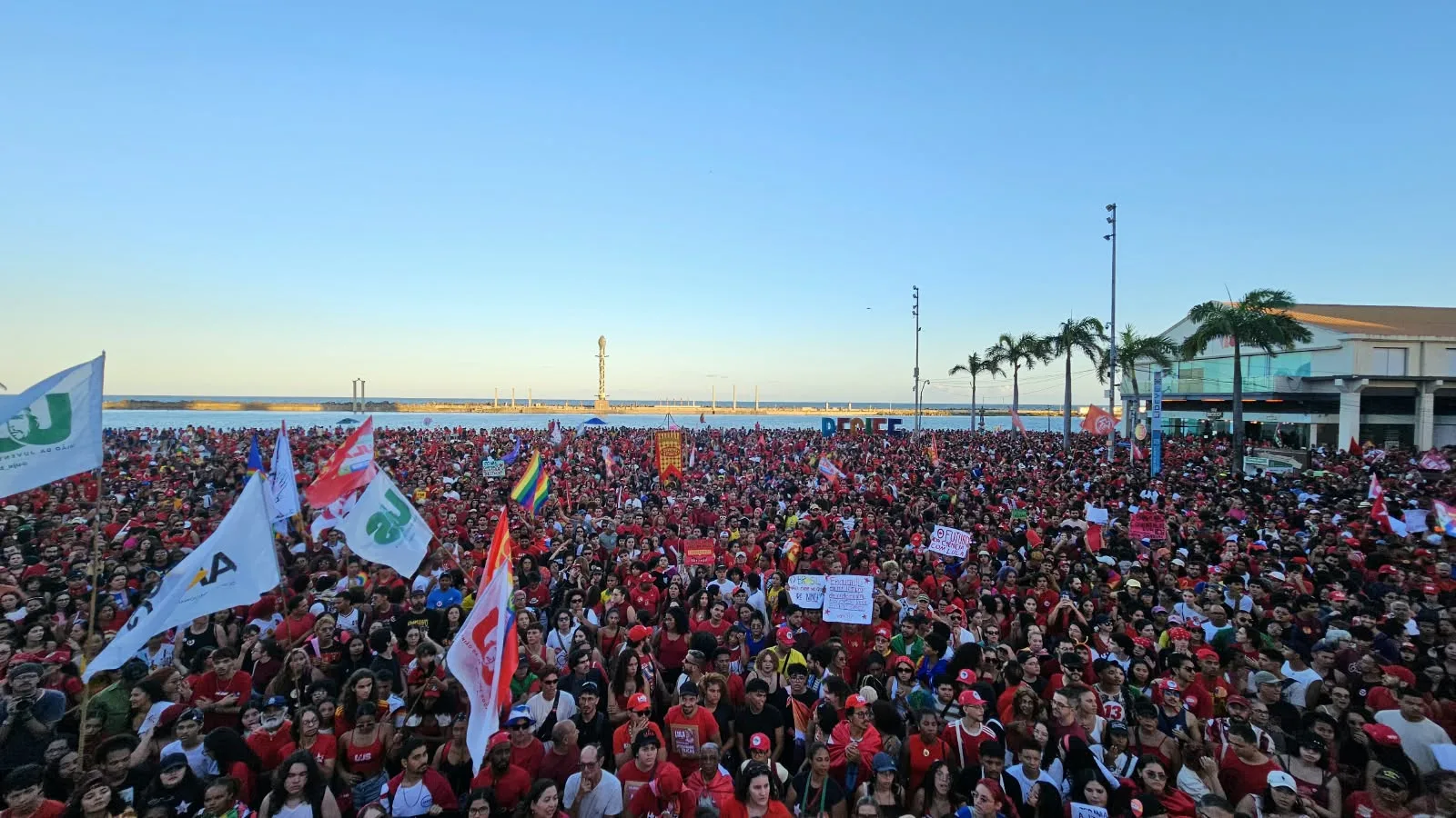 Manifestação no Recife (PE) em defesa da reeleição do presidente Lula (PT)