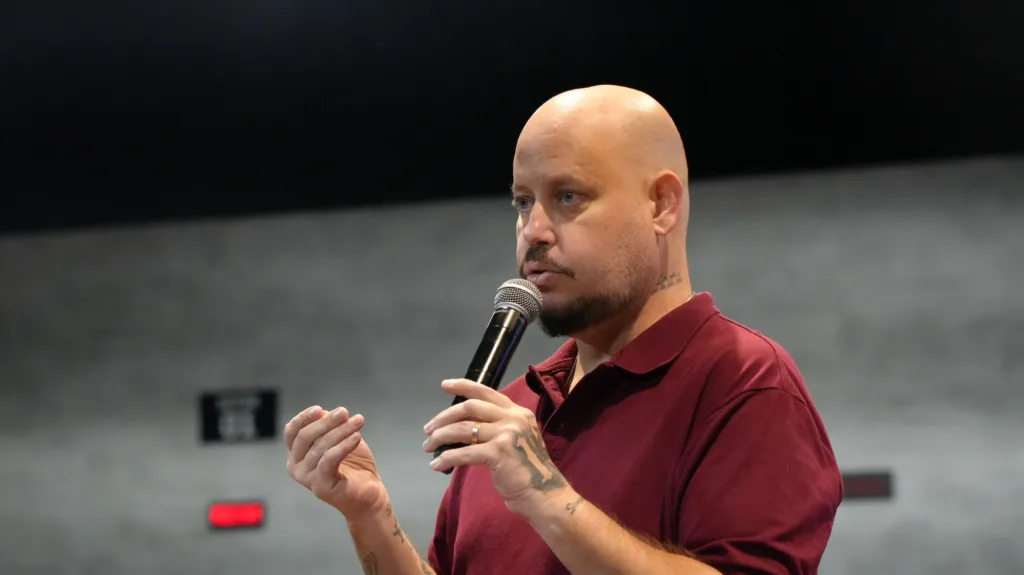 Rodrigo Britto, presidente do Sindicato dos Bancários de Brasília, defende a manutenção do BRB como banco público e cobra transparência e responsabilização pelas operações envolvendo o Banco Master