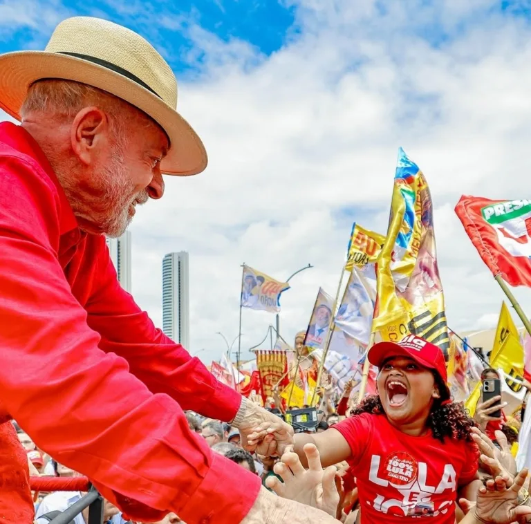 Presidente Lula cumprimenta criança durante ato político nas ruas do Recife (PE)