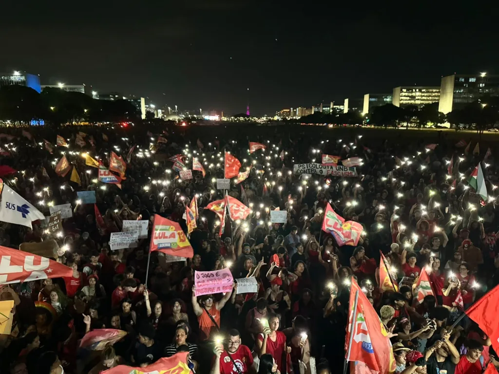 Manifestação a favor de Lula reuniu milhares de participantes nesta terça-feira, 13 de outubro, na Esplanda