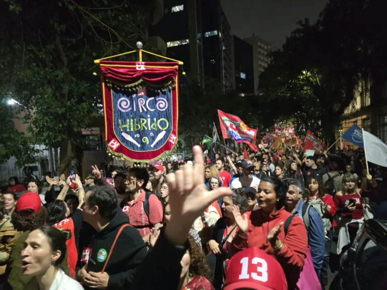 Maré vermelha toma conta de Porto Alegre e reúne mais de 50 mil pessoas em ato pró-Lula