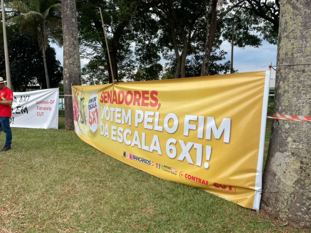 Faixa cobra dos senadores a aprovação da proposta que prevê o fim da escala 6x1.