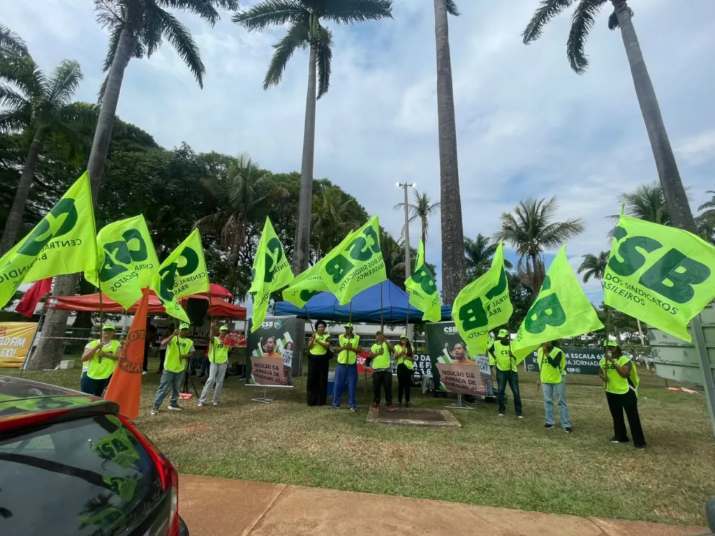 Trabalhadores de diferentes categorias participam da vigília no Senado em defesa do fim da escala 6x1.
