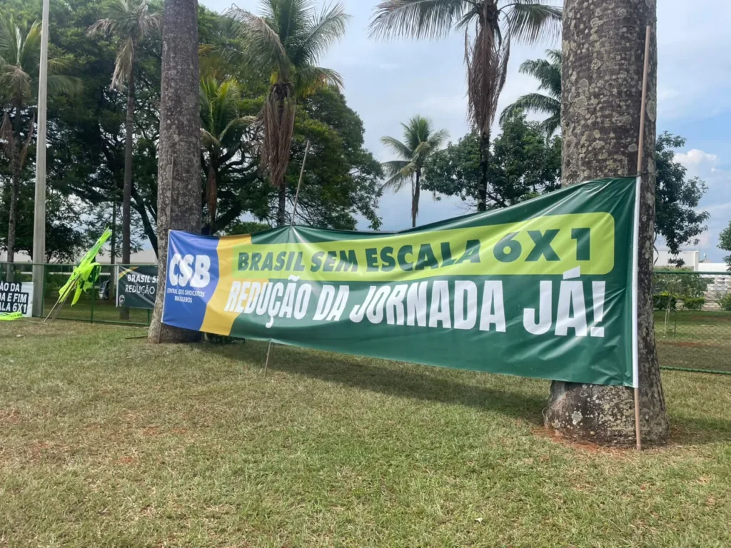 Faixa da Central dos Sindicatos Brasileiros (CSB) defende o fim da escala 6x1 durante mobilização pela redução da jornada de trabalho.